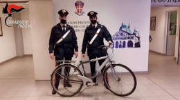 Padova, ruba bici nel cortile della chiesa ma le telecamere lo riprendono