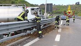 Il camion del latte fuori strada in A4 tra i caselli di Vicenza