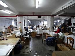 La GdF sequestra un laboratorio tessile cinese a Rosà: nessun rispetto per la sicurezza