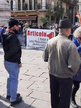 "Io apro" a Campo Marzo, poi corteo verso la Prefettura: bloccati dalla Polizia