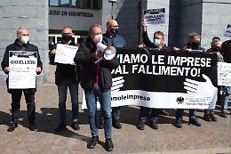 «Salviamo le imprese dal fallimento», il flashmob di Ascom Padova