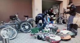 "Apriti sesamo": nel garage 19 bici rubate, tosaerba, decespugliatori, motoseghe e motozappe