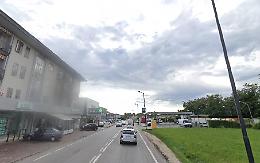 Esce dall'auto, investito: 80enne gravissimo