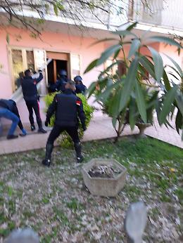 Santa Giustina, rifiuta il Tso: i carabinieri fanno irruzione