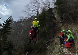 Alpinista di 75 anni precipita dalla torre dell'Emmele: vivo per miracolo
