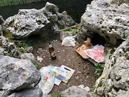 Vicenza, spazzatura davanti alla Loggetta: il Giardino Salvi in condizioni vergognose