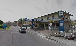 Si porta a casa un portamonete dimenticato al distributore: denunciata