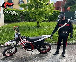Padova, minorenne brucia il posto di blocco e si da alla fuga