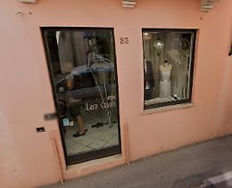 Rubano abiti di alta sartoria nell'atelier di Lara Cossér
