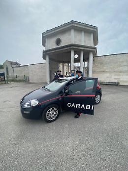 Rovigo, imbratta le lapidi al cimitero: denunciata una 50enne