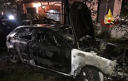 Mogliano, incendio nella notte: due auto prendono fuoco
