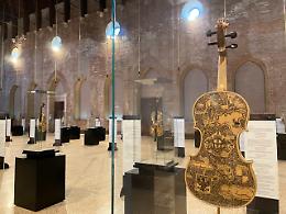 "Infernus" in Basilica, apre la mostra dei 33 violini dipinti con le scene dalla Commedia di Dante
