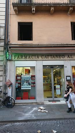 Vicenza, si stacca un grosso pezzo del balcone e cade a terra in Corso: poteva essere una tragedia
