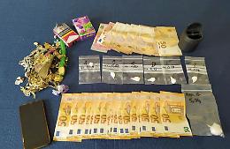 Cocaina e soldi al bar: passano i carabinieri, si agita e lo arrestano