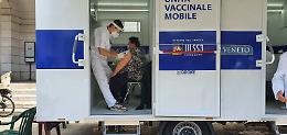 Lido di Venezia, vaccino in spiaggia col camper vaccinale dell'Ulss 3