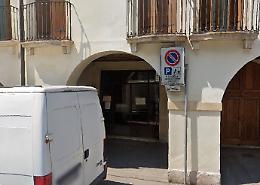 Ubriaco rompe una serranda e si ferisce per rubare una bottiglia e le monetine