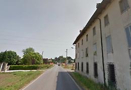 Esce di strada con l'auto al Biron e abbatte un palo della luce