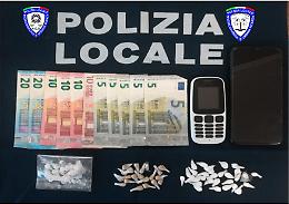Sequestro in pieno centro di 57 dosi di droga tra eroina e cocaina