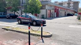Litiga in casa e lascia vetri a penzoloni dal poggiolo: arresto per resistenza a pubblico ufficiale