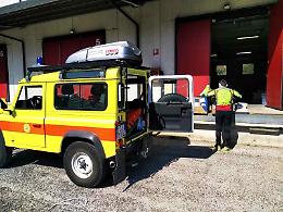 Appassionato di trail nei boschi cade e si infortuna una spalla: soccorso