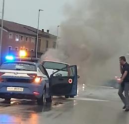 Poliziotti eroi: salvano un anziano intrappolato nell'auto che va a fuoco
