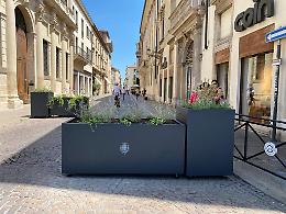 Vicenza, installate 26 nuove fioriere in acciaio con funzioni di barriera antiterrorismo