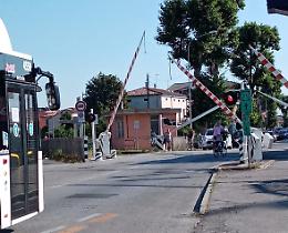 Vicenza, il passaggio a livello dell'Anconetta chiuso di notte ad agosto: città divisa in due