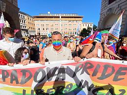 Pride, giovani in marcia per i diritti lgbtqia+