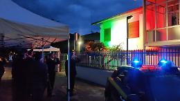 La caserma della GdF a Bassano illuminata ogni sera col tricolore