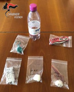 Arrestato con la droga e la sostanza da taglio: inalava coca con una bottiglia di plastica