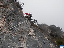 Scivola in ferrata per un mancamento: per fortuna rimane agganciato