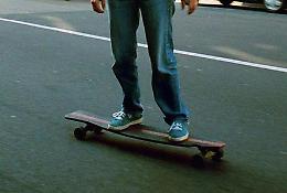 Punta le forbici al volto di un giovane e gli porta via lo skateboard: rapina