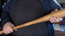 47enne minaccia la madre anziana con la mazza da baseball: portato via da casa