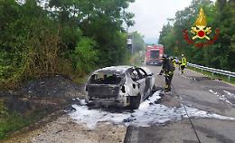 Auto in fiamme per un guasto: il conducente accosta e scende in tempo