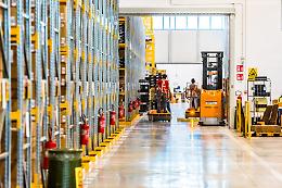 Capelli nel rullo dei pacchi: incidente sul lavoro al centro smistamento DHL