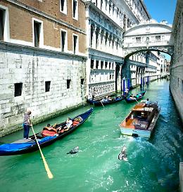 Turista distratto scivola in canale a San Marco, soccorso dai vigili del fuoco