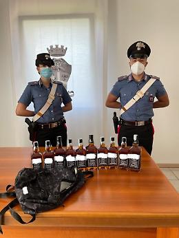 Denunciato ricettatore dei furti nei supermarket: beccato con 10 bottiglie di whisky