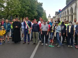 Vicenza, un piccolo esercito di alpini, soldati Usa e cavalieri di Malta puliscono i portici di M. Berico