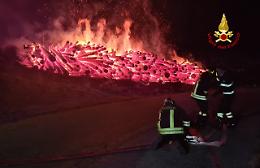 Incendio di tronchi di notte in Altopiano a malga Mandrielle: forse le fiamme sono dolose