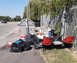Sgombera una cantina e fa un cumulo di rifiuti fuori da un cassonetto: oltre 600 euro di multa
