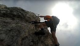 Vicentina vola in ferrata, i moschettoni reggono: botte e un taglio al volto!