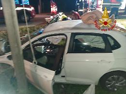 Piazzola sul Brenta, auto finisce fuori strada: gravi due giovani