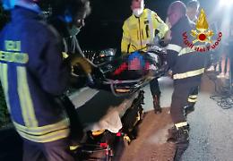 Donna cade in un dirupo in mezzo ai rovi: i pompieri a fatica la recuperano sana e salva