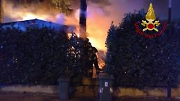 A fuoco un deposito di sedie e tavoli di un bar ristorante a Montecchio