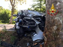 Perde il controllo dell'auto e finisce contro un platano: ferito
