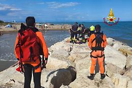 Incastrata a testa in giù tra gli scogli: intervento dei vigili del fuoco