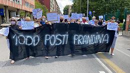 Prandina, in piazza i commercianti che chiedono il parcheggio