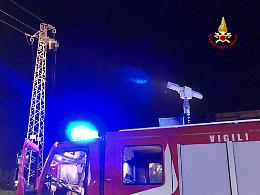 Este: sale su un traliccio Enel e muore folgorato
