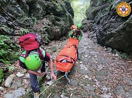 Scivola e si sloga una caviglia sulla Calà del Sasso: interviene il soccorso alpino
