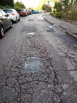 Vicenza, via da Verrazano esempio delle strade dissestate: ha il manto rotto e pericoloso